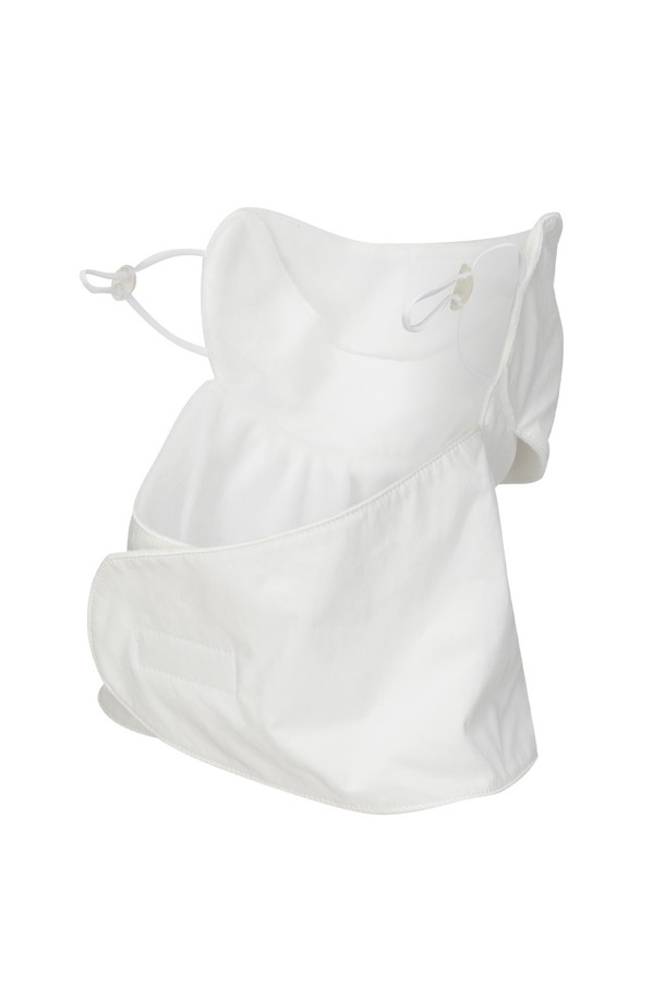 입체 방한 마스크 IV는 겨울철 추위를 효과적으로 막아주는 방한 마스크입니다. 부드러운 폴리에스테르 소재로 제작되어 뛰어난 보온성과 방풍 기능을 제공하며, 통기성까지 갖춰 쾌적한 착용감을 선사합니다. 귀까지 덮는 입체적인 디자인으로 찬 바람으로부터 얼굴 전체를 따뜻하게 보호해 줍니다. 미니멀, 캐주얼, 클래식 스타일의 산책룩, 출근룩에 잘 어울리는 활용도 높은 아이템입니다. 무지 화이트 컬러로 다양한 의상에 부담 없이 매치할 수 있습니다.
