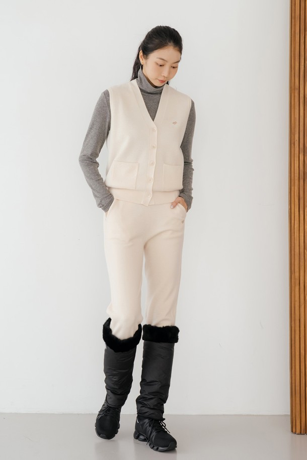 퍼 패딩 레그워머 BK는 추운 겨울, 여성의 다리를 따뜻하게 감싸주는 보온 레그워머입니다. 부드러운 퍼 안감과 두꺼운 패딩 충전재가 뛰어난 보온성을 제공하며, 블랙 컬러의 무지 디자인으로 어떤 스타일에도 쉽게 매치할 수 있습니다. 데이트룩, 클래식 또는 미니멀 스타일 연출에 적합하며, 디자인 장식으로 퍼가 사용되어 고급스러운 포인트를 더합니다. 폴리에스테르 소재로 제작되어 관리가 용이합니다.
