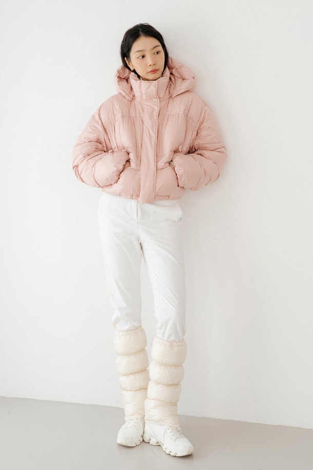 **패딩 레그워머 IV (화이트/블랙)**

겨울철 추위로부터 다리를 따뜻하게 보호해 줄 패딩 레그워머입니다. 부드러운 촉감의 나일론과 폴리에스테르 혼방 소재로 제작되었으며, 꼼꼼한 안감 처리와 두꺼운 두께감으로 보온성을 높였습니다. 슬림핏 디자인으로 다리 라인을 살려주며, 발등을 덮는 디자인과 흘러내림 방지 기능으로 편안하게 착용할 수 있습니다. 캐주얼, 미니멀 스타일의 산책룩, 집콕룩에 매치하여 따뜻하고 스타일리시하게 연출해 보세요. 화이트, 블랙 두 가지 색상으로 제공됩니다.
