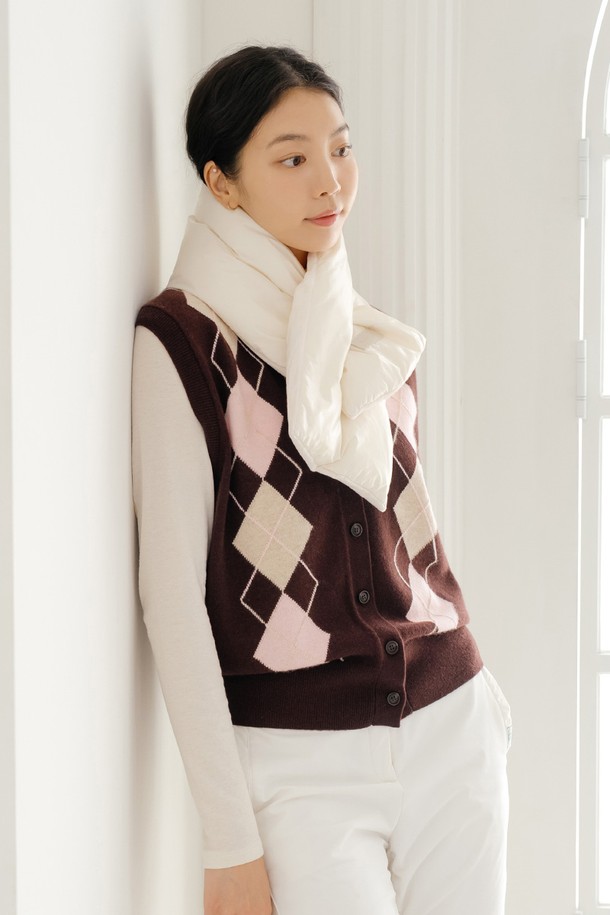 글로시 패딩 머플러 IV는 부드러운 촉감과 따뜻한 보온성을 제공하는 겨울철 필수 아이템입니다. 아이보리, 블랙, 베이지 3가지 색상으로 출시되어 어떤 코디에도 쉽게 매치할 수 있습니다. 두꺼운 두께감의 무지 디자인에 글로시한 광택이 더해져 캐주얼하면서도 세련된 스타일을 연출합니다. 극세사 안감으로 제작되어 더욱 포근하고 편안한 착용감을 선사하며, 산책룩, 출근룩, 여행룩 등 다양한 TPO에 활용 가능합니다.
