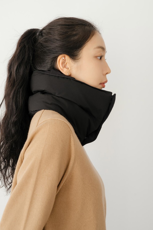 보온성을 극대화한 패딩 넥워머 BK입니다. 남녀공용으로, 캐주얼 및 미니멀 스타일의 산책룩, 캠핑룩에 잘 어울립니다. 부드러운 촉감의 폴리에스터, 폴리우레탄 혼방 소재로 제작되었으며, 두꺼운 두께감으로 뛰어난 보온성을 제공합니다. 무지 디자인에 블랙, 화이트 두 가지 색상으로 출시되어 다양한 룩에 매치하기 용이합니다. 패딩 충전재와 바스락한 터치감이 특징이며, 사이즈 조절 기능으로 편안하게 착용할 수 있습니다.
