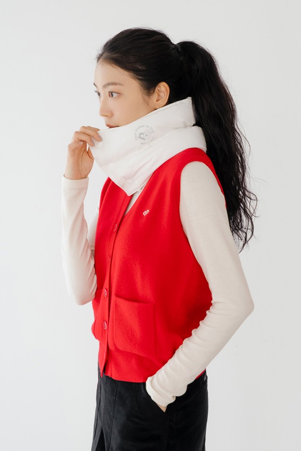 패딩 넥워머 WH는 부드러운 촉감의 폴리에스터, 폴리우레탄 혼방 소재로 제작되어 겨울철 보온성을 높여주는 넥워머입니다. 안감은 기모 처리되어 포근함을 더하며, 넉넉한 두께감으로 추운 날씨에도 든든하게 목을 감싸줍니다. 화이트와 블랙 두 가지 색상으로 출시되어 다양한 스타일에 매치하기 용이하며, 로고 패턴으로 포인트를 더했습니다. 드로우스트링 디자인으로 사이즈 조절이 가능하며, 스냅 여밈 방식으로 간편하게 착용할 수 있습니다. 일상생활뿐만 아니라 골프룩에도 잘 어울리는 캐주얼, 미니멀, 스포티 스타일의 넥워머입니다.
