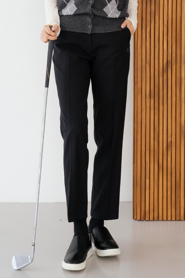 울 블렌드 클래식 팬츠 BK는 여성 고객을 위한 가을, 겨울용 클래식 팬츠입니다. 울 소재로 제작되어 뻣뻣한 촉감과 두꺼운 두께감으로 보온성을 높였습니다. 무지 패턴의 블랙 컬러로 미니멀하고 시크한 스타일을 연출하며, 레귤러핏과 스트레이트 핏으로 디자인되었습니다. 오피스룩, 출근룩, 모임룩 등 다양한 TPO에 활용하기 좋습니다. 포켓이 있어 실용성을 더했습니다.
