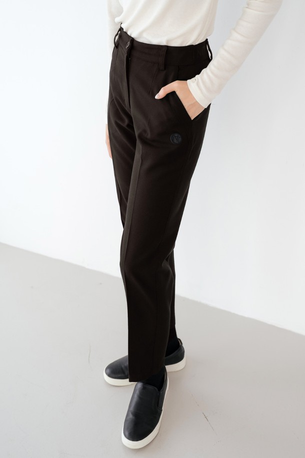 **울 블렌드 클래식 팬츠 BR**는 여성스러움을 강조하는 **브라운** 컬러의 울 블렌드 소재 **긴바지**입니다. **가을**과 **겨울** 시즌에 적합하며, **울** 특유의 **부드러운** 촉감과 **두꺼운** 두께로 따뜻함을 선사합니다. **레귤러핏**과 **스트레이트** 핏으로 제작되어 **클래식**하고 **베이직**한 스타일을 연출하며, **오피스룩**, **출근룩**, **비즈니스 캐주얼** 등 다양한 TPO에 활용 가능합니다. 미니멀한 디자인과 무지 패턴으로 어떤 상의와도 쉽게 매치할 수 있으며, 실용적인 **포켓** 디테일이 더해져 활용도를 높였습니다.
