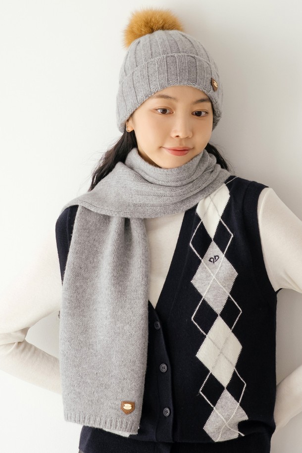 울 100% 소재의 비니입니다. 멜란지 그레이(M/GY), 블랙, 아이보리, 핑크 4가지 색상으로 출시되었습니다. 가을, 겨울철에 착용하기 좋은 비니로, 부드러운 촉감과 골지 패턴이 특징입니다. 클래식, 미니멀, 캐주얼 스타일 모두에 잘 어울리며, 어떤 룩에도 포인트를 더할 수 있습니다.
