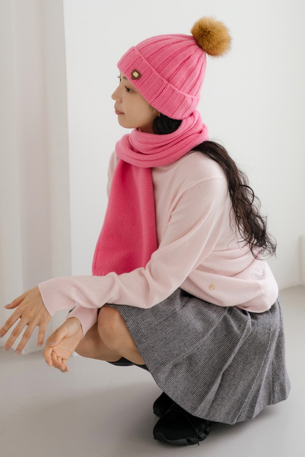 울 100% 소재의 골지 패턴 머플러입니다. 핑크, 블랙, 멜란지 그레이, 아이보리 4가지 컬러로 출시되어 취향에 맞게 선택할 수 있습니다. 부드러운 촉감과 안정적인 핏으로 편안하게 착용 가능하며, 가을, 겨울철 따뜻함을 더해줍니다. 클래식하고 미니멀한 스타일에 잘 어울리며, 가죽 라벨로 포인트를 더했습니다. 일상에서 활용하기 좋은 머플러입니다.
