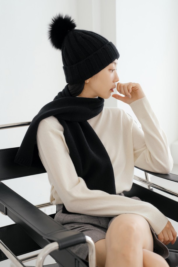 울 100 머플러 BK는 부드러운 촉감의 울 소재로 제작되어 보온성을 높여주는 머플러입니다. 블랙, 멜란지그레이, 아이보리, 핑크 4가지 컬러로 출시되어, 다양한 스타일에 매치하기 좋습니다. 베이직한 디자인과 골지 패턴으로 깔끔한 느낌을 주며, 안정적인 핏으로 편안하게 착용할 수 있습니다. 일상생활에서 활용하기 좋으며, 휴대하기 간편합니다. 미니멀, 클래식, 캐주얼 등 다양한 스타일 연출에 활용 가능한 머플러입니다.
