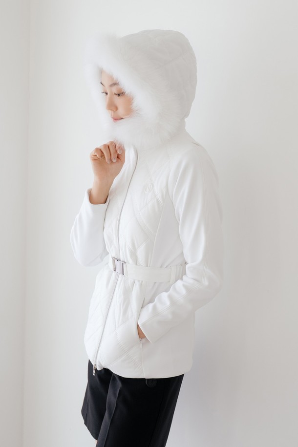 폭스 퍼 퀼팅 점퍼 WH는 여성용 겨울 점퍼로, 쌀쌀한 날씨에도 따뜻하고 스타일리시하게 연출할 수 있습니다. 부드러운 촉감의 폴리에스테르 소재로 제작되었으며, 퀼팅 디테일과 폭스 퍼 장식이 고급스러운 분위기를 더합니다. 크롭 기장에 레귤러핏으로, 캐주얼하면서도 미니멀한 스타일을 연출하기 좋습니다. 집업 방식에 긴 소매로 편안함과 보온성을 동시에 갖춘 데일리 아우터입니다. 화이트 컬러로 다양한 룩에 매치하기 용이합니다.
