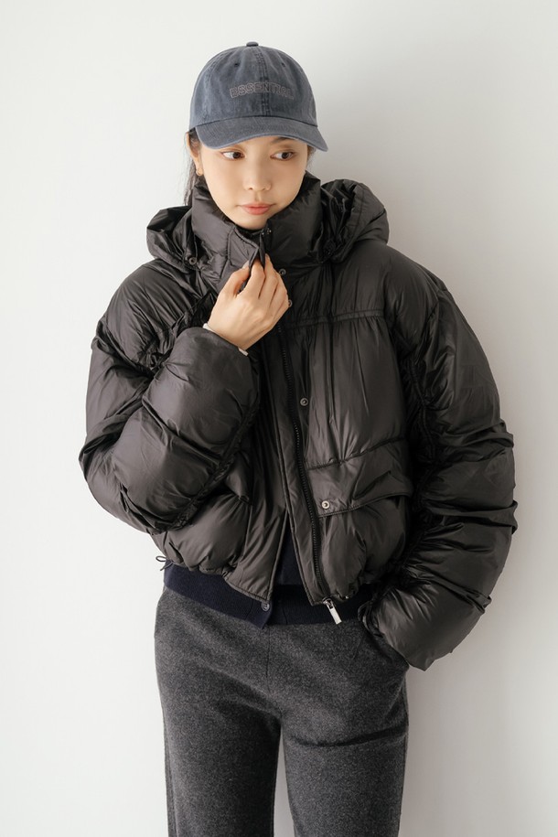 후드 패딩 숏 점퍼 BK는 겨울철 추위를 막아주는 숏 기장의 패딩 점퍼입니다. 무지 디자인의 블랙 컬러로, 캐주얼 및 스포티 스타일을 연출하기 좋습니다. 두꺼운 두께감과 부드러운 촉감의 나일론 소재로 제작되었으며, 오버핏으로 편안하게 착용할 수 있습니다. 후드와 퀼팅 디테일이 특징이며, 집업 방식으로 간편하게 여밀 수 있습니다. 캠핑룩, 등산룩, 미니멀 스타일 연출에 활용하기 좋은 아이템입니다.
