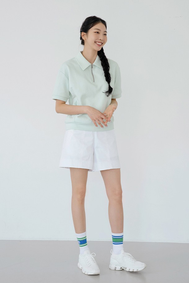 리싸이클 카라 집업 스웻셔츠 L/G는 캐주얼, 스포티한 스타일을 연출할 수 있는 공용 상의입니다. 라이트 그린, 아이보리, 멜란지 그레이 세 가지 색상으로 출시되었으며, 봄, 가을 시즌에 적합합니다. 면과 폴리에스터 혼방의 부드러운 소재로 제작되었으며, 중간 두께감으로 편안한 착용감을 제공합니다. 캐주얼핏에 카라넥 디자인, 집업 여밈 방식, 사이드 포켓, 브랜드 로고 자수 디테일이 특징입니다. 일상, 스포츠 활동 시 간편하게 착용하기 좋으며, 리사이클 소재를 사용하여 제작되었습니다.
