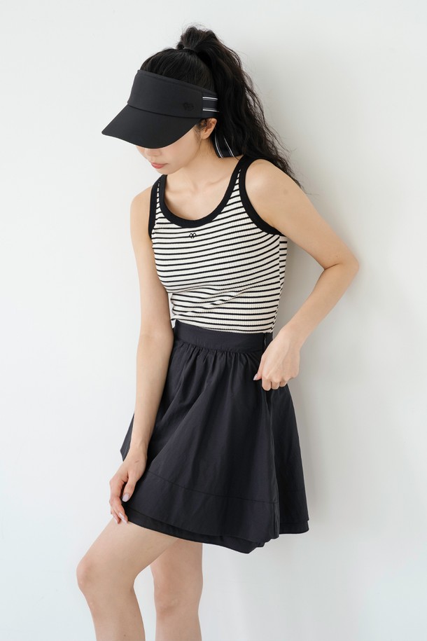 샤이니 더블 플레어 스커트 BK는 페미닌하고 캐주얼한 스타일을 연출하는 여성용 플레어 스커트입니다. 블랙, 스카이블루, 베이지, 화이트 4가지 색상으로 출시되어 다양한 상의와 매치하기 용이합니다. 봄, 가을, 겨울 시즌에 적합하며, 중간 두께감의 나일론과 플리스 소재로 제작되어 부드러운 촉감을 선사합니다. 은은한 광택감과 중간 신축성이 특징이며, 이중 구조의 비대칭 디자인과 플레어 핏으로 여성스러운 실루엣을 강조합니다. 데이트룩, 미니멀, 클래식 스타일에 활용하기 좋으며, 속바지가 포함되어 편안하게 착용할 수 있습니다.
