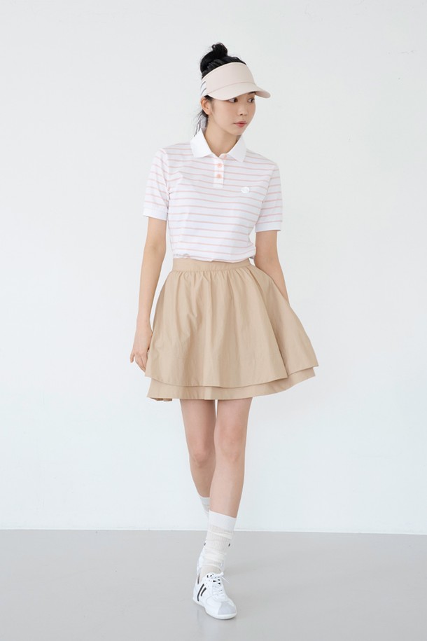 샤이니 더블 플레어 스커트 BG는 여성 의류로, 엘레강스하고 페미닌한 스타일을 연출합니다. 봄, 가을에 적합하며, 화이트, 블랙, 스카이블루, 베이지 4가지 컬러로 제공됩니다. 부드러운 촉감의 나일론, 플리스 혼방 소재에, 플레어 핏과 더블레이어드 치마 타입으로 디자인되었습니다. 비침을 방지하며, 신축성이 좋아 편안하게 착용할 수 있으며, 이너팬츠가 포함되어 활동성을 높였습니다. 데이트룩, 카페룩, 모임룩에 잘 어울리며, 클래식, 미니멀, 로맨틱 스타일을 모두 소화할 수 있습니다.
