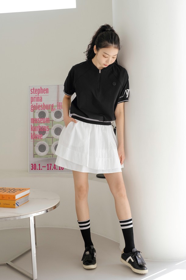 샤이니 더블 플레어 스커트 WH는 여성 고객을 위한 플레어 스커트입니다. 봄, 여름, 가을 계절에 어울리며, 페미닌하고 클래식한 스타일을 연출합니다. 부드러운 촉감의 나일론과 플리스 소재로 제작되었으며, 슬림한 핏과 은은한 광택감이 특징입니다. 더블레이어드 비대칭 디자인과 이너 팬츠가 포함되어 있어 편안하게 착용할 수 있습니다. 데이트룩, 카페룩, 모임룩 등 다양한 TPO에 맞춰 클래식하고 미니멀한 스타일을 완성해보세요.
