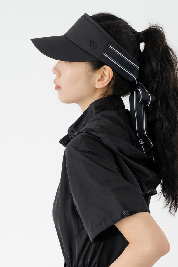 에센셜 리본 선바이저 BK는 여성용 선바이저로, 일상, 스포츠, 골프 등 다양한 TPO에 활용 가능합니다. 부드러운 촉감의 폴리에스테르 및 스판덱스 혼방 소재로 제작되었으며, 블랙, 화이트, 베이지 3가지 색상으로 출시되었습니다. 챙 넓이 8.5cm에 일반 모자 깊이로, 흡습 기능과 사이즈 조절 기능을 갖춰 편안한 착용감을 제공합니다. 캐주얼, 미니멀, 스포티한 스타일 연출에 적합하며, 벨크로 스트랩과 리본 디테일로 포인트를 더했습니다. 이마 부분에는 메쉬 안감이 있어 쾌적함을 유지하며, 스트랩 리본으로 개성 있는 스타일링도 가능합니다.
