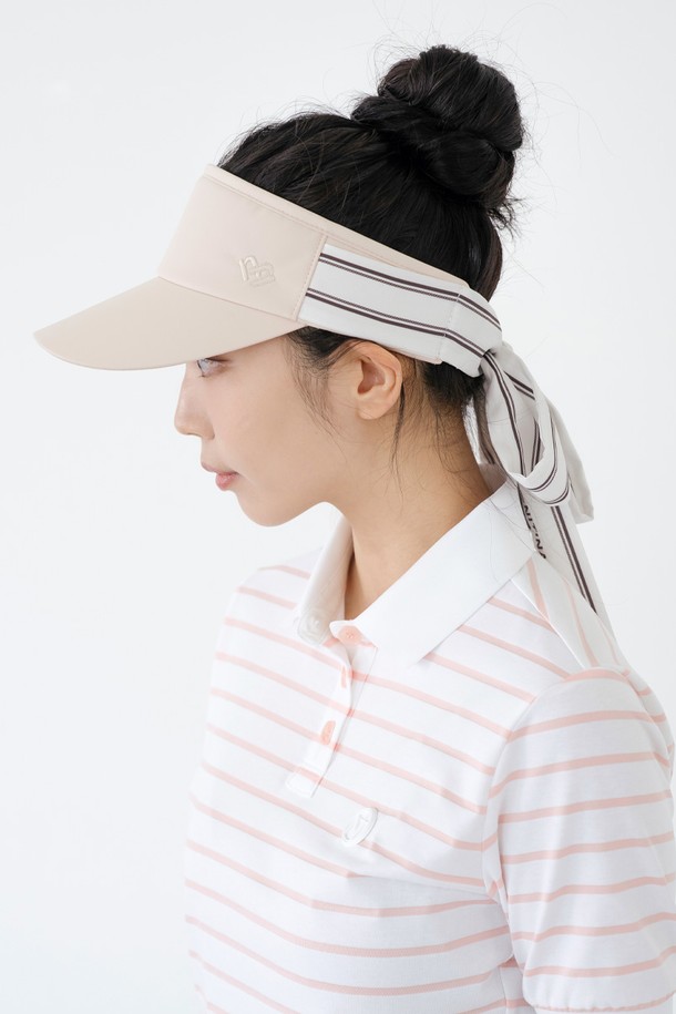 에센셜 리본 선바이저 BG는 햇빛을 가려주는 여성 선바이저입니다. 베이지, 화이트, 블랙 세 가지 색상으로 출시되어 다양한 스타일에 매치하기 용이합니다. 챙 넓이는 8.5cm이며, 폴리에스테르 소재로 제작되어 가볍고 편안한 착용감을 제공합니다. 벨크로 스트랩으로 사이즈 조절이 가능하며, 스카프 형태의 실루엣과 리본 디자인으로 여성스러운 분위기를 연출합니다. 이마 부분은 메쉬 안감 처리가 되어 흡습 기능까지 갖춰, 여행, 휴가, 리조트룩에 활용하기 좋습니다.
