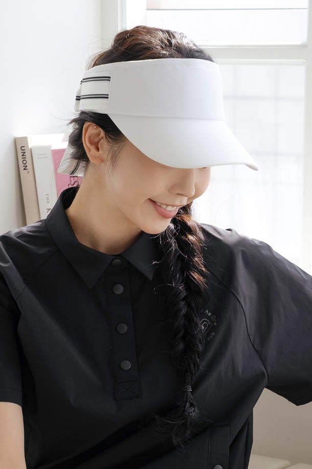 에센셜 리본 선바이저 WH (2차)는 여성 고객을 위한 선바이저입니다. 폴리에스터 소재로 제작되어 봄, 여름 계절에 착용하기 좋으며, 챙 넓이는 8.5cm입니다. 베이직한 디자인에 리본과 스트랩으로 포인트를 더해 클래식, 미니멀, 리조트 스타일에 잘 어울립니다. 흡습 기능이 있으며, 배색 로고 스트랩 디자인과 스카프를 두른 듯한 실루엣이 특징입니다. 뒷면 벨크로 스트랩으로 사이즈 조절이 가능하며, 이마 부분은 엠보 메쉬 안감 처리되어 편안한 착용감을 선사합니다.
