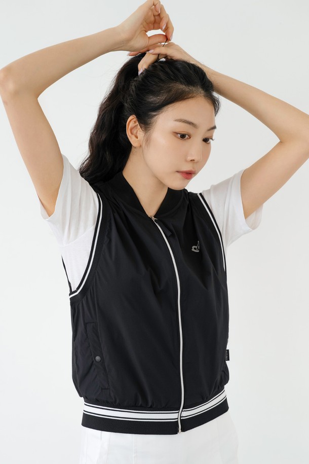 **경량) 썸머 윈드 베스트 BK**

여름철 스포츠 활동과 일상에서 시원하게 착용할 수 있는 여성용 베스트입니다. 블랙과 화이트 컬러로 출시되었으며, 가볍고 통기성이 뛰어난 나일론, 스판덱스, 폴리에스테르, 폴리우레탄 혼방 소재를 사용하여 얇고 부드러운 촉감을 제공합니다. 루즈핏 디자인으로 활동성을 높였으며, 메쉬 네크라인과 소매단, 밑단의 스트라이프 립 디테일이 스포티하고 캐주얼한 스타일을 연출합니다. 속건 기능과 주름 방지, 신축성까지 갖춰 러닝룩, 피트니스룩, 휴가룩 등 다양한 TPO에 활용하기 좋습니다.
