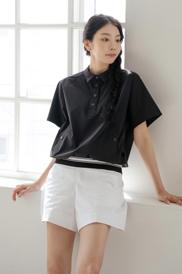 윈드브레이크 베스트 Ⅱ BK는 여성 골프 및 일상용으로 제작된 폴로넥 스타일의 베스트입니다. 블랙 컬러의 무지 디자인으로, 봄, 여름 시즌에 적합하며 스포티하고 베이직한 스타일을 연출합니다. 폴리에스테르와 나일론 혼방 소재로 제작되어 얇고 부드러운 촉감과 흡습, 속건 기능을 제공합니다. 레귤러핏, 레귤러 기장의 반소매 디자인으로 활동성을 높였으며, 골프웨어, 스포츠웨어로 활용하기 좋습니다.