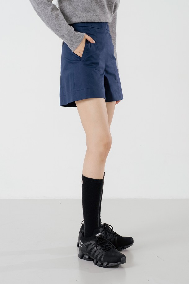 베이직 스티치 숏팬츠 NY는 여성 의류로, 봄, 여름 시즌에 활용하기 좋은 숏팬츠입니다. 네이비, 베이지, 화이트, 그린 4가지 색상으로 출시되었으며, 일상, 스포츠, 데일리룩, 라운딩 등 다양한 TPO에 맞춰 입을 수 있습니다. A라인 핏에 면과 폴리우레탄 혼방 소재로 제작되어 부드러운 촉감과 뛰어난 신축성을 자랑합니다. 허리 E-밴딩 처리와 페이크 포켓 디테일, 중심 수직 스티치로 포인트를 더했으며, 여성스러운 핏을 연출해 줍니다. 미니멀, 캐주얼, 클래식 스타일을 즐겨 입는 분들께 추천합니다.
