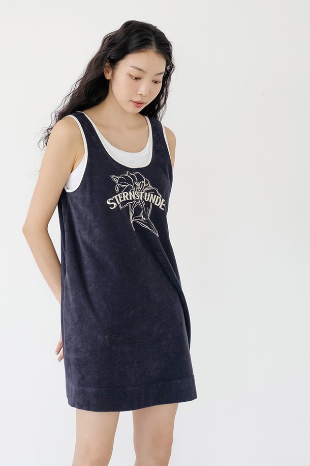 네이비, 그린, 화이트, 핑크 4가지 색상으로 출시된 테리 프린팅 원피스 NY입니다. 면과 나일론 혼방 소재로 제작되어 부드러운 촉감과 흡습 기능으로 쾌적하게 착용할 수 있습니다. 라운드넥에 민소매 디자인이며, 넥라인과 암홀 라인에 배색 립 처리를 더해 스포티하면서 캐주얼한 스타일을 연출합니다. 앞뒤 양면 착용이 가능하며, 하트 자수 디테일로 포인트를 주었습니다. 신축성이 좋아 활동성이 뛰어나며, 골프룩, 휴가룩 등 다양한 TPO에 활용 가능합니다.
