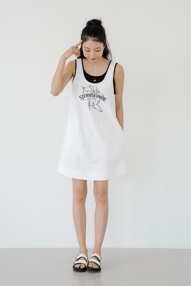 테리 프린팅 원피스 WH는 여성용으로, 부드러운 촉감의 면과 나일론 혼방 소재로 제작되어 흡습 기능이 뛰어납니다. 봄, 여름, 가을 계절에 맞춰 일상 및 스포츠 활동에 적합하며, 앞뒤 양면 착용이 가능하여 실용적입니다. 라운드넥에 립 디자인으로 포인트를 주고, 하트 자수 디테일이 사랑스러운 느낌을 더합니다. 레귤러핏으로 편안하게 착용할 수 있으며, 민소매 디자인과 중간 두께감으로 활동성을 높였습니다. 캐주얼, 스포티, 미니멀 스타일을 모두 소화할 수 있는 매력적인 아이템입니다.
