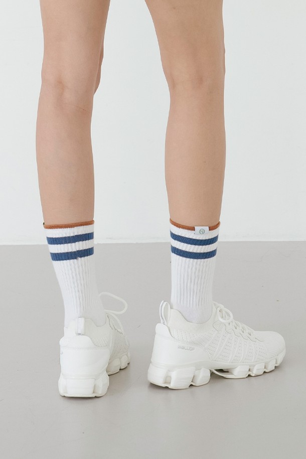 스트라이프 크루 삭스 WH는 캐주얼, 스포티, 미니멀 스타일을 모두 소화하는 공용 양말입니다. 화이트, 그린, 블랙 세 가지 색상으로 출시되었으며, 사계절 내내 활용 가능한 중간 두께감의 면, 폴리에스테르, 폴리우레탄 혼방 소재입니다. 부드러운 촉감과 신축성을 갖춰 편안한 착용감을 제공하며, 미드렝스 크루 스타일과 탄탄한 상단 밴드가 특징입니다. 립 구조와 NITINA(니티나) 포인트 라벨로 디자인 포인트를 더해 동네 마실룩, 산책룩과 같은 TPO 에도 잘 어울립니다.
