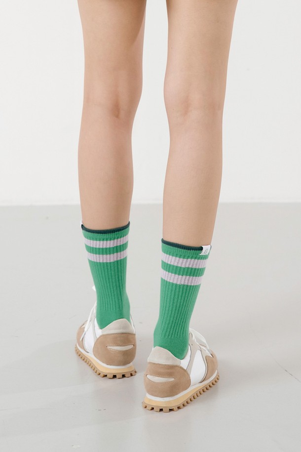 스트라이프 크루 삭스 GR는 그린, 화이트, 블랙 3가지 색상으로 출시된 공용 양말입니다. 면, 폴리에스테르, 폴리우레탄 혼방 소재로 제작되어 부드러운 촉감과 신축성을 제공하며, 사계절 내내 착용 가능합니다. 중간 두께에 스트라이프 패턴으로 디자인되었으며, 리브드 마감 처리와 미드렝스 길이로 편안한 착용감을 선사합니다. 일상 및 스포츠 활동에 적합하며, 논슬립 디자인으로 활동성을 높였습니다.
