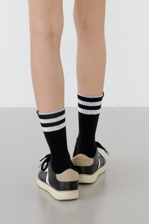 스트라이프 크루 삭스 BK는 산책룩과 집콕룩에 잘 어울리는 캐주얼하고 미니멀한 스타일의 양말입니다. 블랙, 화이트, 그린 3가지 색상으로 구성되어 있으며, 면, 폴리에스테르, 폴리우레탄 혼방 소재로 제작되어 탄탄한 촉감을 자랑합니다. 적당한 두께감과 크루 기장으로 편안한 착용감을 선사하며, 스트라이프 무늬로 포인트를 더했습니다. 데일리룩에 활용하기 좋은 아이템입니다.
