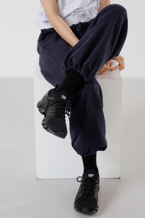 스트링 조거 팬츠 NY는 캐주얼, 스포티, 미니멀 스타일을 모두 아우르는 조거 팬츠입니다. 블랙과 멜란지 그레이 두 가지 색상으로 출시되어, 봄, 가을 시즌에 적합하며 일상 및 스포츠 활동 모두에 활용 가능합니다. 허리 밴딩과 스트링 디테일, 와이드 실루엣, 밑단 스트링으로 편안함과 스타일을 동시에 잡았습니다. 부드러운 면과 폴리에스테르 혼방 소재로 제작되어 뛰어난 착용감을 선사하며, 루즈핏으로 편안하게 즐길 수 있습니다. 동네 마실룩, 집콕룩, 산책룩 등 다양한 TPO에 맞춰 활용해보세요.
