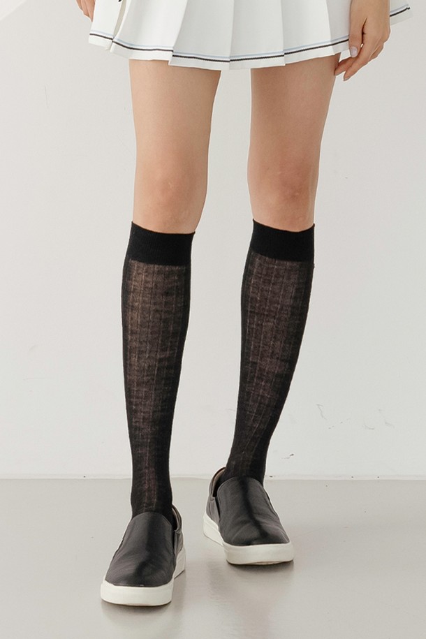 블랙 컬러의 시스루 니삭스 BK입니다. 메리노울, 아크릴, 폴리에스테르 혼방 소재로 제작되어 부드러운 촉감과 신축성을 제공합니다. 얇은 두께감의 골지 패턴으로 디자인되었으며, NITINA 엠블럼이 포인트로 더해졌습니다. 시스루 소재와 세로 리브 디자인이 다리 라인을 슬림하게 연출해 주며, 데이트룩, 여행룩 또는 미니멀, 클래식, 시크 스타일 연출에 적합합니다. 사계절 모두 착용 가능하며, 일상 및 스포츠 활동에도 활용할 수 있습니다.
