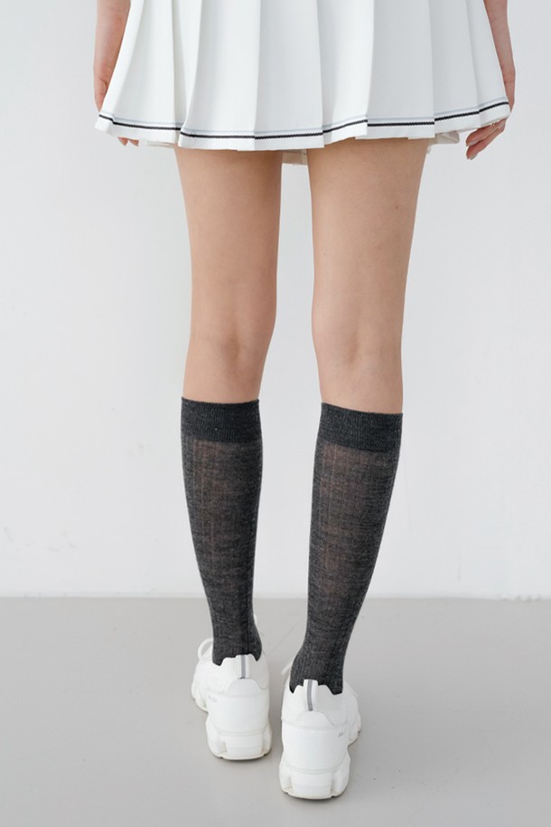 "시스루 니삭스 CH"는 차콜, 블랙, 아이보리, 베이지 4가지 컬러로 출시되어 어떤 스타일에도 매치하기 좋은 여성용 니삭스입니다. 울, 아크릴, 폴리에스테르 혼방 소재로 제작되어 부드러운 촉감과 신축성을 제공하며, 사계절 내내 착용 가능합니다. 시스루 반투명 디자인과 세로 리브 패턴, 슬림 실루엣이 다리 라인을 더욱 돋보이게 합니다. 데이트룩, 카페룩, 모임룩 등 다양한 TPO에 미니멀, 클래식, 걸리시 스타일을 더해 세련된 룩을 연출해보세요. 니티나 엠블럼 디자인 장식으로 포인트를 더했습니다.
