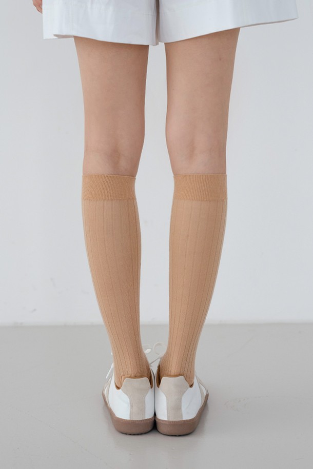 "시스루 니삭스 BG"는 여성스러운 분위기를 연출하는 시스루 소재의 니삭스입니다. 메리노울, 아크릴, 폴리에스테르 혼방으로 제작되어 부드러운 촉감과 신축성을 제공하며, 사계절 내내 착용 가능합니다. 세로 리브 디자인과 슬림 라인 실루엣이 다리를 더욱 가늘어 보이게 하며, 발목 부분에는 NITINA 엠블럼이 포인트로 디자인되었습니다. 데이트룩, 카페룩, 쇼핑룩 등 다양한 TPO에 활용 가능하며, 미니멀, 클래식, 걸리시 스타일을 즐겨 입는 분들께 추천합니다. 총길이 38cm로, 얇은 두께감으로 시원하게 착용할 수 있습니다.
