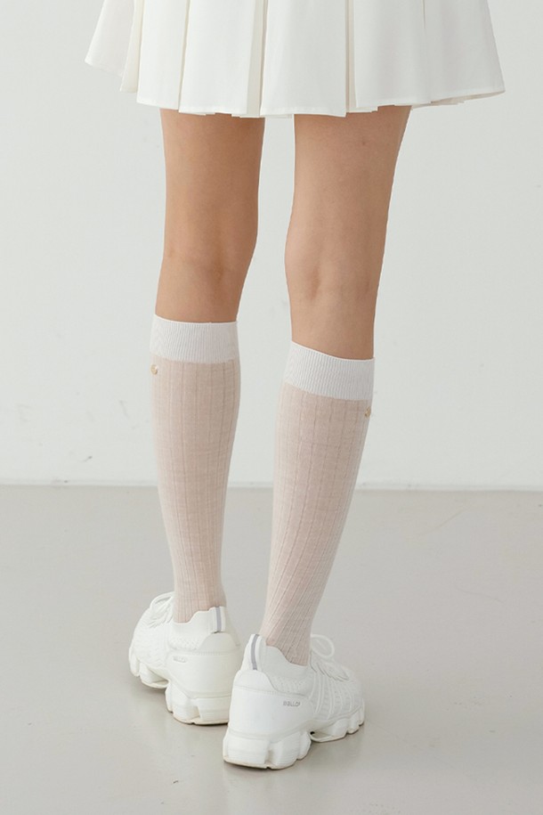 "시스루 니삭스 IV"는 아이보리, 차콜, 블랙, 베이지 4가지 색상으로 만나볼 수 있는 여성용 시스루 니삭스입니다. 메리노울, 아크릴, 폴리에스테르 혼방 소재로 제작되어 부드러운 촉감과 신축성을 제공하며, 얇은 두께감으로 사계절 내내 활용하기 좋습니다. 골지 패턴과 무릎 길이로 디자인되었으며, NITINA 엠블럼 장식이 더해져 미니멀, 클래식, 걸리시 스타일을 연출하기에 좋습니다. 특히 데이트룩이나 카페룩에 포인트 아이템으로 활용하여 프리미엄 시어룩과 슬림 라인 실루엣을 완성해보세요.
