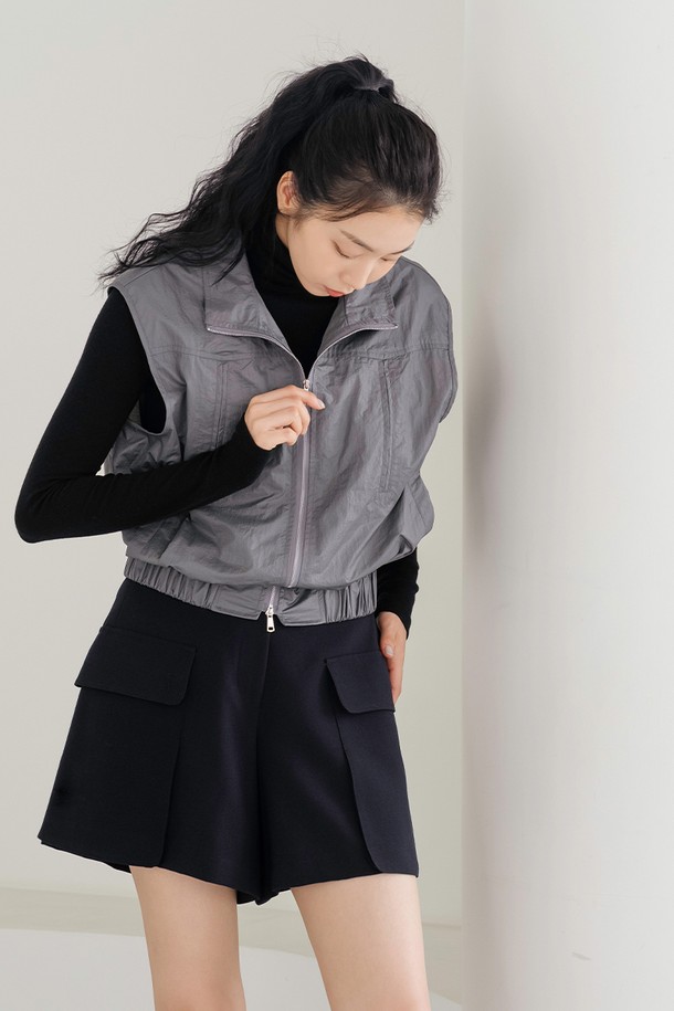 포켓 A라인 숏팬츠 D/NY는 다크 네이비와 크림 두 가지 색상으로 제공되는 여성 숏팬츠입니다. 봄, 여름 계절에 어울리는 이 팬츠는 클래식, 미니멀, 스포티 스타일을 모두 소화할 수 있으며, 데이트룩, 쇼핑룩, 카페룩 등 다양한 TPO에 적합합니다. 부드러운 촉감의 폴리에스테르, 레이온, 스판덱스 혼방 소재로 제작되어 A라인 핏을 연출하며, 슬림하게 떨어지는 핏이 특징입니다. 사이드 포켓 디테일과 주름이 잘 가지 않는 소재, 스커트 같은 실루엣으로 편안함과 스타일을 동시에 잡았으며, 오래 입어도 형태가 잘 유지됩니다.
