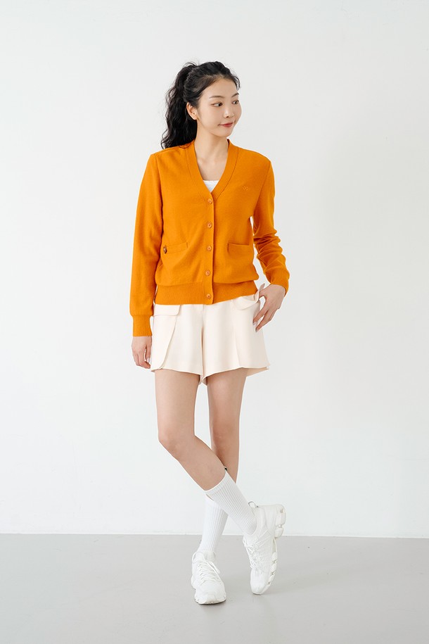 포켓 A라인 숏팬츠 CM은 여성용 숏팬츠입니다. 크림, 다크네이비 두 가지 색상으로 출시되었으며, 봄, 여름, 가을 계절에 데일리웨어, 데이트룩, 동네 마실룩으로 활용하기 좋습니다. 폴리에스터, 레이온, 스판 혼방 소재로 제작되어 구김 방지 기능과 중간 두께감, 슬림핏 A라인 핏을 자랑합니다. 사이드 포켓 디테일이 있으며, 신축성이 있고 비침 걱정 없이 편안하게 착용할 수 있습니다.
