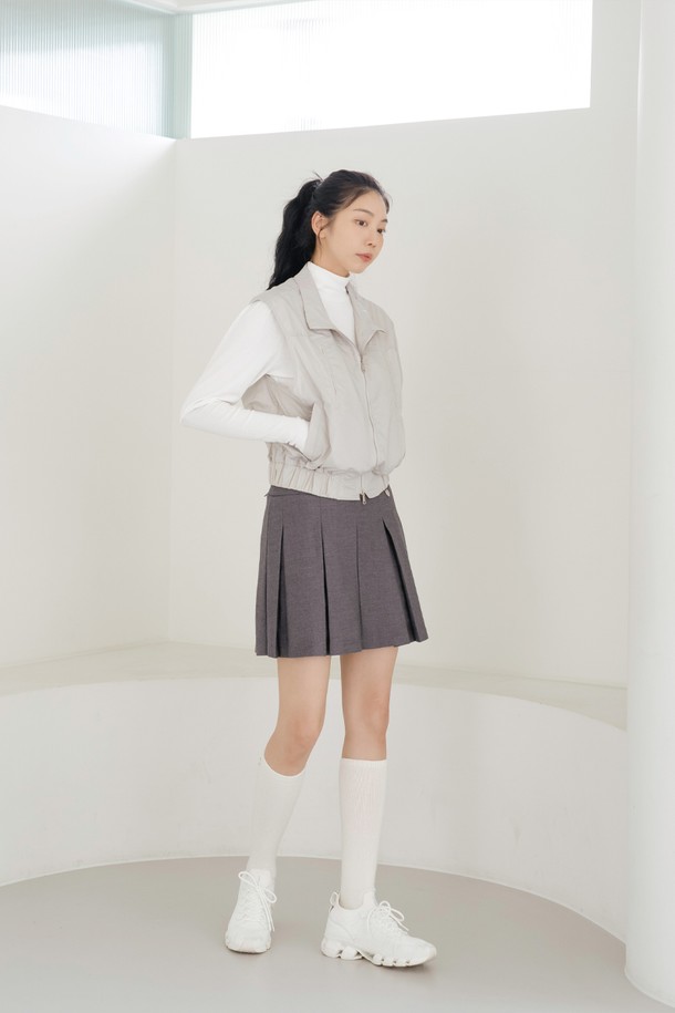 "샤이니" 집업 베스트 L/GY는 여성용 베스트로, 봄, 가을에 착용하기 좋은 얇은 두께의 레귤러핏 제품입니다. 부드러운 하이넥 디자인과 민소매 스타일로, 캐주얼하고 미니멀한 무드를 연출합니다. 그레이 및 라이트 그레이 컬러로 구성되어 있으며, 무지 패턴의 베이직한 디자인이 특징입니다. 일상 및 출근룩에 활용하기 좋으며, L 사이즈로 편안하게 착용할 수 있습니다. 집업 여밈 방식으로 간편하게 스타일링을 완성해보세요.
