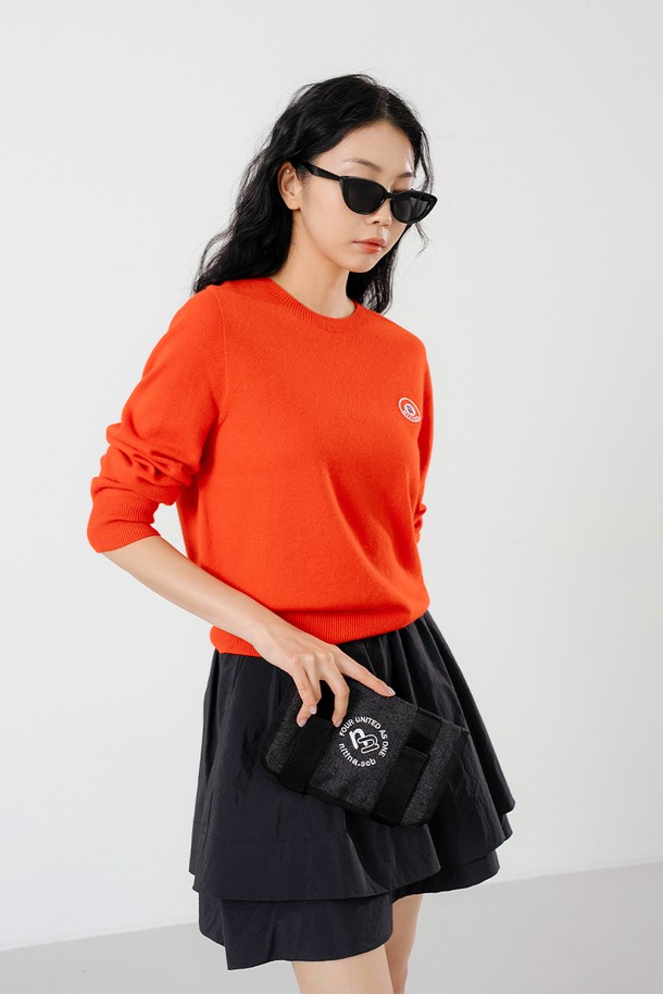 카트 파우치 BK(데님)는 골프룩에 어울리는 캐주얼하고 미니멀한 스타일의 파우치입니다. 블랙, 블루, 그린 3가지 컬러로 출시되었으며, 면, 폴리에스테르, 데님 소재를 사용하여 제작되었습니다. 미디엄 사이즈의 사각 형태 파우치로, 경량이며 실용적인 사용성을 제공합니다. 사이즈 조절과 손잡이 기능이 있으며, 카트 걸이형으로 제작되어 편리하게 사용할 수 있습니다. 볼, 마커, 티, 핸드폰, 화장품, 장갑 등 다양한 용품을 수납할 수 있는 다용도 파우치입니다.
