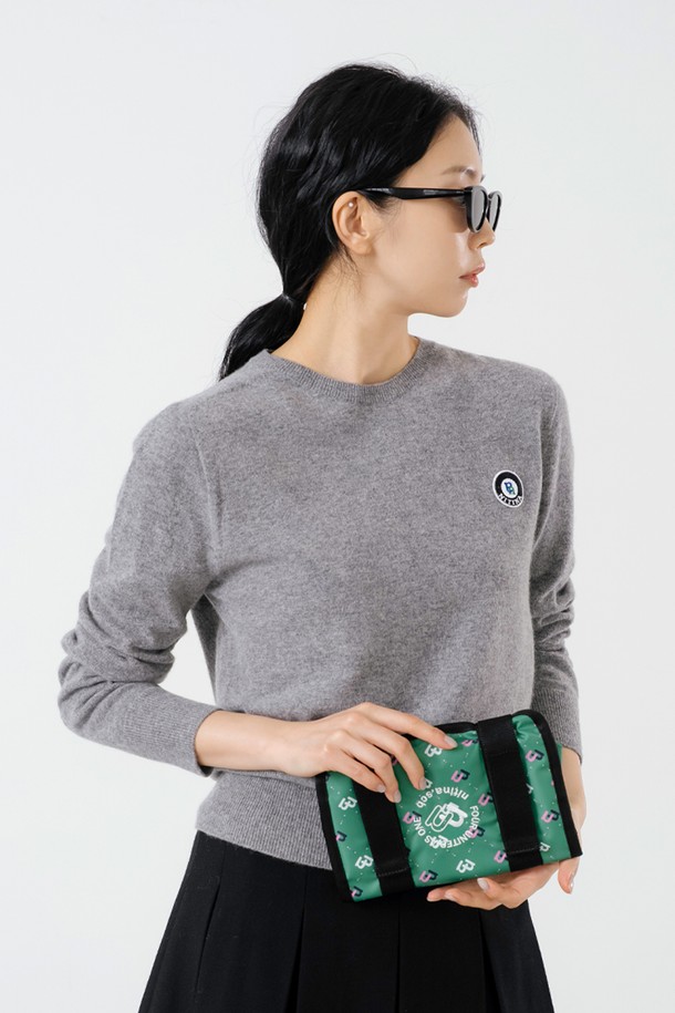 **카트 파우치 GR/PRINT**

필드와 일상, 어느 곳에서든 스타일리시하게 활용 가능한 골프 파우치입니다. 스포티하고 캐주얼한 무드를 연출하며, 그린, 블랙, 블루, 블랙 데님 등 다양한 컬러 옵션을 제공합니다. 가볍고 튼튼한 폴리에스테르와 면 혼방 소재로 제작되었으며, 넉넉한 수납공간과 카트 부착 기능으로 실용성을 높였습니다. 벨크로형 잠금 방식으로 간편하게 사용할 수 있으며, 프린트 및 로고 패턴으로 포인트를 더했습니다. 골프 용품은 물론, 간단한 소지품을 보관하기에도 용이한 다용도 파우치입니다.
