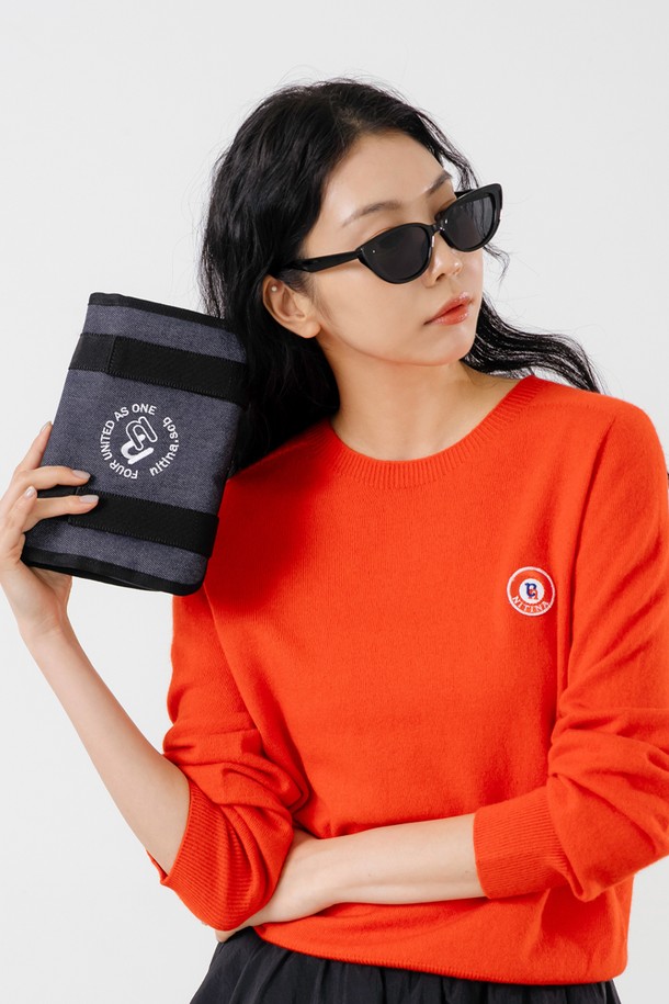 카트 파우치 BL(데님)은 골프 라운드를 위한 실용적인 디자인의 카트 파우치입니다. 블루, 블랙, 그린 3가지 색상으로, 면과 폴리에스테르 혼방 소재로 제작되어 가볍게 사용할 수 있습니다. 무지 디자인에 사각 형태로, 다용도 수납이 가능하여 골프 용품을 편리하게 보관할 수 있습니다. 심플하고 캐주얼한 스타일로 골프룩에 잘 어울리며, 카트 걸이형으로 편의성을 더했습니다. FREE 사이즈로 출시되었습니다.
