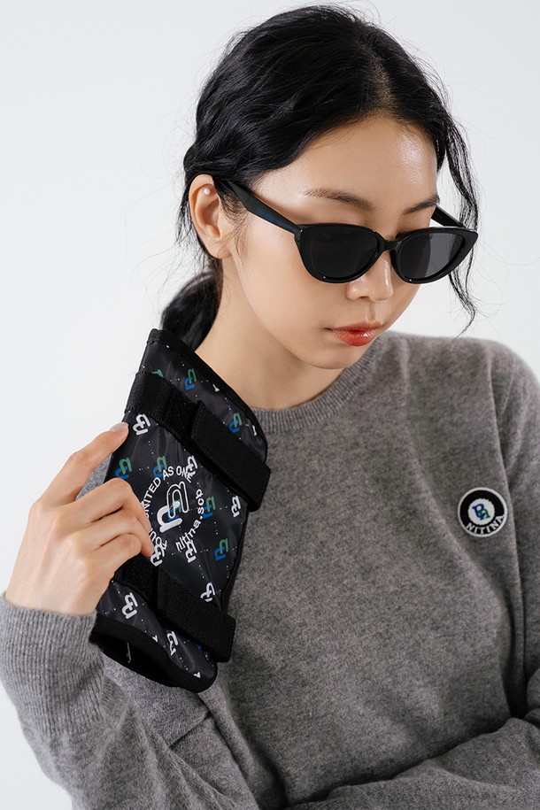 카트 파우치 BK/PRINT는 골프, 일상에서 활용 가능한 공용 파우치입니다. 블랙, 그린, 블루, 데님 등 다양한 색상으로 출시되었으며, 폴리에스테르와 면 혼방 소재로 제작되어 가볍고 실용적입니다. 미디엄 사이즈의 사각 디자인에 프린트 무늬가 돋보이며, 골프 카트에 거치할 수 있어 편리합니다. 지퍼형 잠금 방식으로 내용물을 안전하게 보관하며, 손잡이가 있어 휴대성을 높였습니다.
