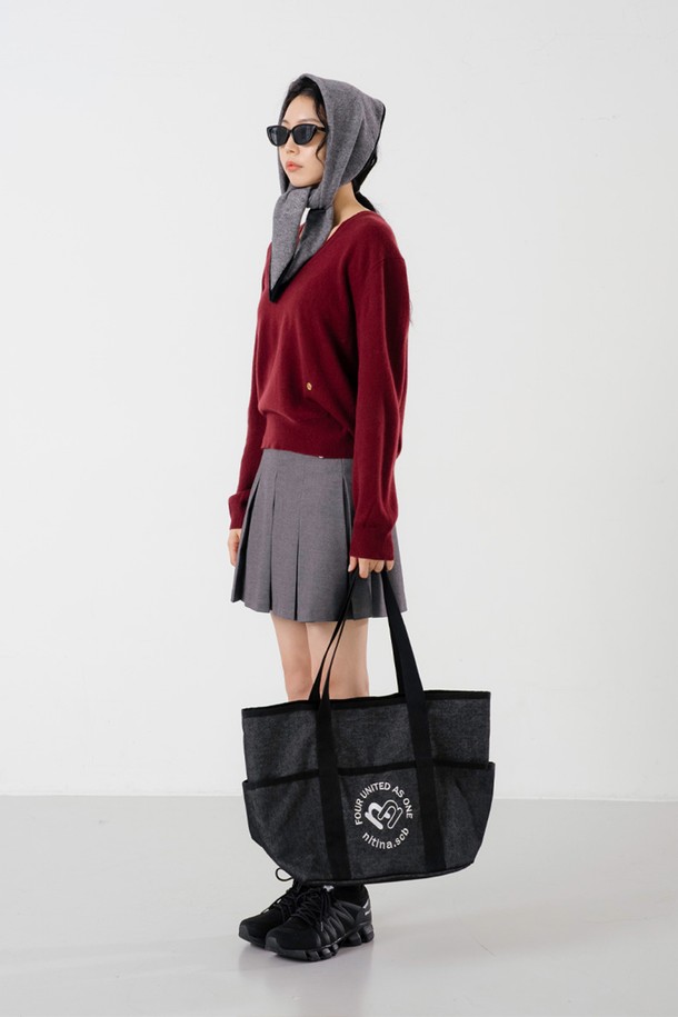 데님 숄더 BAG BK는 캐주얼 및 미니멀 스타일을 지향하는 골프룩 연출에 적합한 숄더백입니다. 블랙과 블루 두 가지 색상으로 제공되며, 넉넉한 수납공간을 제공하는 라지 사이즈입니다. 면, 데님, 폴리에스테르 소재로 제작되어 부드러운 촉감과 두꺼운 두께감을 느낄 수 있습니다. 자수 로고 디자인과 안감 처리로 디자인 완성도를 높였습니다. 골프 활동에 필요한 소지품을 스타일리시하게 휴대할 수 있는 실용적인 아이템입니다.
