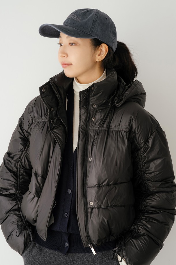 빈티지 볼캡 BL은 캐주얼, 스포티 스타일을 모두 아우르는 공용 모자입니다. 빈티지 블루, 빈티지 라이트 그레이, 빈티지 다크 그레이 3가지 컬러로 출시되었으며, 면 소재로 제작되어 편안한 착용감을 선사합니다. 깊은 모자 깊이와 루즈핏으로 편안하게 착용할 수 있으며, 로고와 레터링 자수, 체인 장식이 포인트입니다. 사이즈 조절이 가능하여 누구나 편안하게 착용할 수 있습니다.
