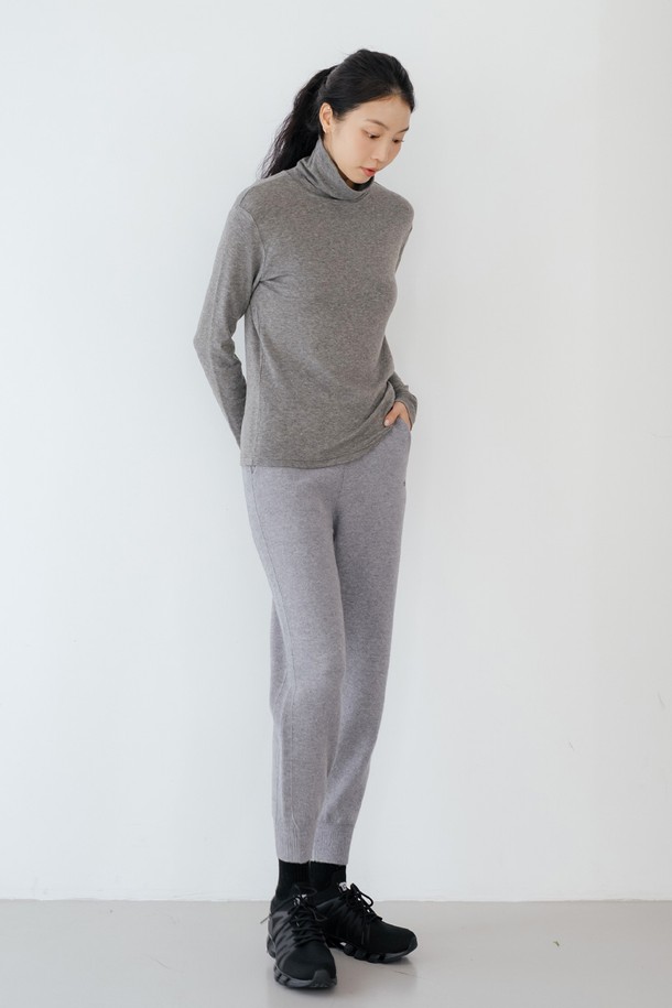 데일리 니트 조거 팬츠 Ⅱ M/GY는 포근한 니트 소재로 제작된 남성용 조거 팬츠입니다. 릴랙스 핏으로 편안한 착용감을 선사하며, 가을과 겨울에 따뜻하게 입을 수 있습니다. 무지 디자인에 그레이 컬러로 어떤 스타일에도 쉽게 매치할 수 있으며, 캐주얼 및 스포티 무드를 연출합니다. 밴딩 처리되어 활동성을 높였으며, 데일리웨어는 물론 집콕룩으로도 활용하기 좋습니다. 부드러운 촉감의 두꺼운 두께감으로 편안함과 스타일을 모두 잡았습니다.