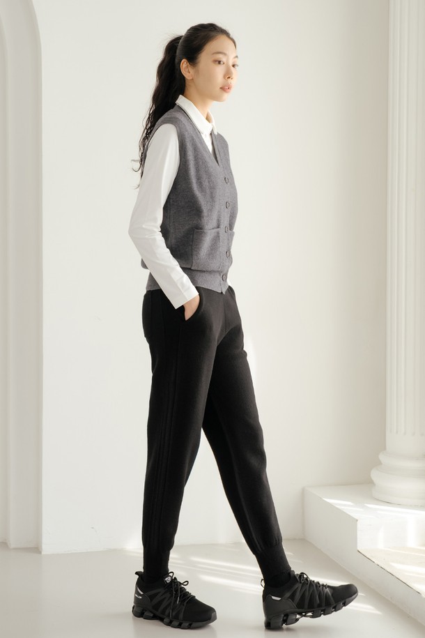 울 100 니트 베스트 M/GY는 여성 골프룩 또는 일상복으로 활용하기 좋은, 가을/겨울 시즌용 니트 베스트입니다. 부드러운 촉감의 울 100% 소재로 제작되었으며, 브이넥 디자인과 레귤러핏으로 클래식하고 베이직한 스타일을 연출합니다. 크롭 기장에 민소매 디자인으로 활동성을 높였으며, 무지 패턴과 그레이 컬러가 어떤 룩에도 자연스럽게 어울립니다. 버튼 여밈 디테일로 포인트를 더한, 두꺼운 두께감의 니트 베스트입니다.
