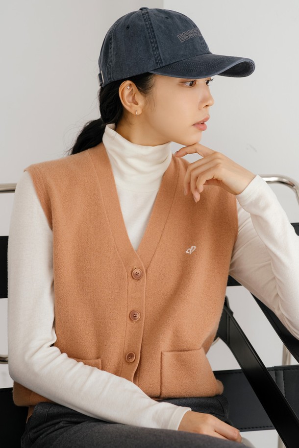 울 100 니트 베스트 CM은 여성용으로, 클래식하고 미니멀한 스타일을 연출합니다. 부드러운 촉감의 울 100% 소재로 제작되어 가을과 겨울에 따뜻하게 착용할 수 있으며, 두꺼운 두께감으로 포근함을 더했습니다. 베이지와 카멜 두 가지 컬러로 출시되었으며, 브이넥 디자인과 레귤러핏으로 다양한 코디에 활용하기 좋습니다. 골프룩은 물론 일상에서도 멋스럽게 연출할 수 있으며, 버튼 여밈과 포켓 디테일이 특징입니다.
