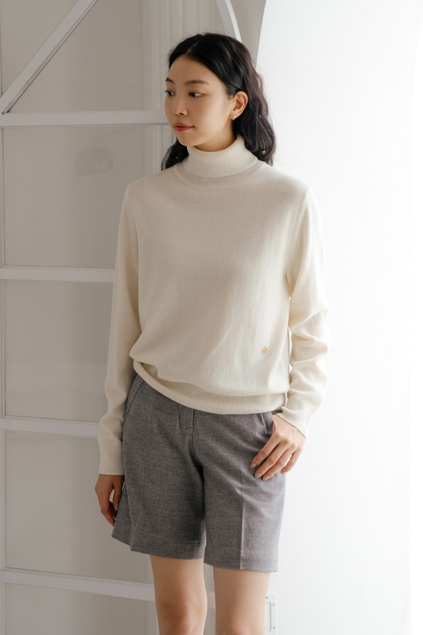 캐시미어 100% 소재의 아이보리 컬러 풀오버입니다. 가을, 겨울 시즌에 어울리는 두꺼운 두께감으로, 부드러운 촉감과 뛰어난 보온성을 자랑합니다. 클래식하고 미니멀한 스타일로 골프룩 및 일상복으로 활용 가능하며, 레귤러핏 터틀넥 디자인으로 세련된 분위기를 연출합니다. 고급스러운 캐시미어 소재 특유의 우아함이 돋보이는 긴소매 풀오버입니다.
