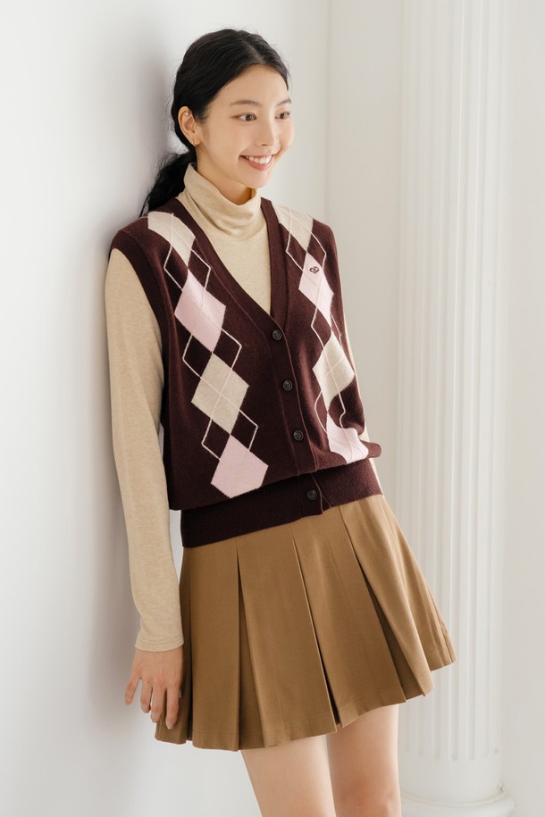 캐시미어 블렌딩 아가일 베스트 BR은 여성 골퍼를 위한 클래식 스타일의 골프웨어입니다. 브라운, 핑크, 베이지 컬러로 제공되며, 가을/겨울 시즌에 착용하기 좋습니다. 부드러운 촉감의 캐시미어 소재와 레귤러핏, V넥 디자인이 특징이며, 두꺼운 두께감으로 보온성을 높였습니다. 아가일 패턴과 버튼 여밈 디테일이 돋보이는 민소매 베스트로, 골프룩에 세련된 포인트를 더합니다.
