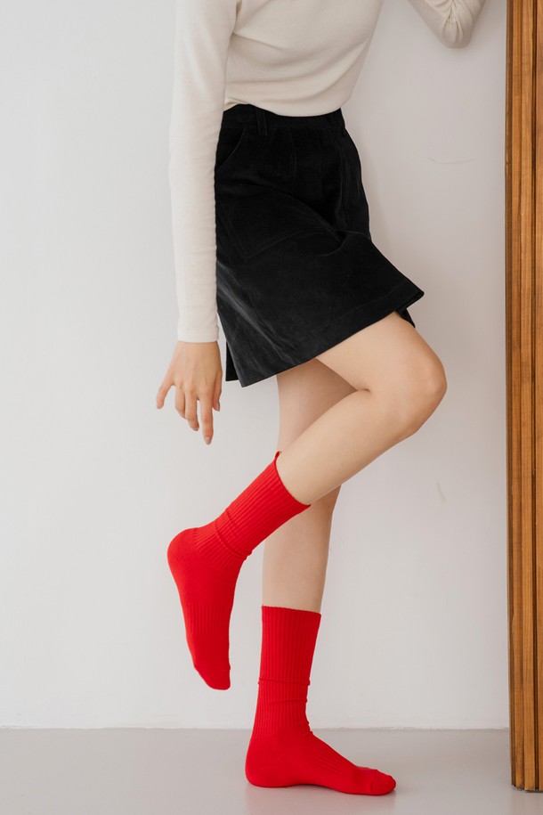 비비드 크루 삭스 RD는 면, 폴리에스터, 폴리우레탄 혼방 소재로 제작되어 탄탄한 촉감과 뛰어난 신축성을 자랑합니다. 두꺼운 두께감과 레귤러핏으로 제작되어 봄, 가을, 겨울철에 착용하기 좋습니다. 다양한 스타일 연출이 가능한 캐주얼, 스포티, 미니멀 스타일의 제품으로, 등산룩, 캠핑룩, 러닝룩 등 TPO에 맞춰 활용할 수 있습니다. 골지 패턴 디자인에 레드, 다크 옐로우, 브릭, 브라운, 다크 그린, 다크 블루 등 다채로운 6가지 색상으로 출시되었습니다. 크루 기장으로 제작되어 편안함과 스타일을 동시에 만족시키는 아이템입니다.
