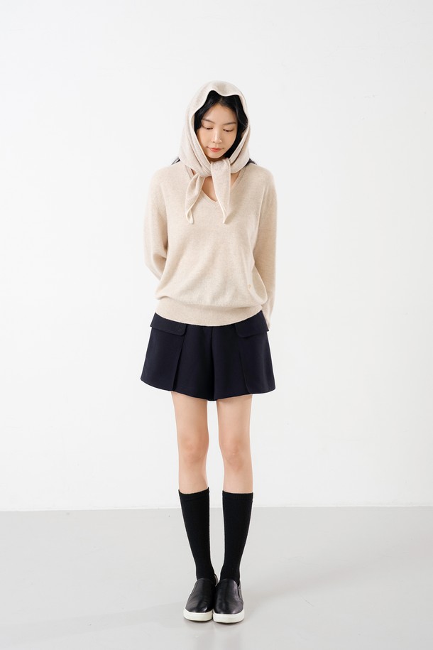 캐시미어 100% 브이넥 풀오버 BG는 부드러운 촉감과 뛰어난 보온성을 자랑하는 여성용 상의입니다. 가을, 겨울 시즌에 어울리는 두꺼운 두께감으로, 일상과 골프 활동 모두에 활용 가능한 활용도를 갖추었습니다. 베이직하고 클래식한 스타일로, 레귤러 핏의 긴 소매 디자인이 특징입니다. 프리미엄 캐시미어 소재 특유의 고급스러운 분위기를 연출하며, 데일리룩과 골프룩 모두 미니멀하게 소화할 수 있습니다.
