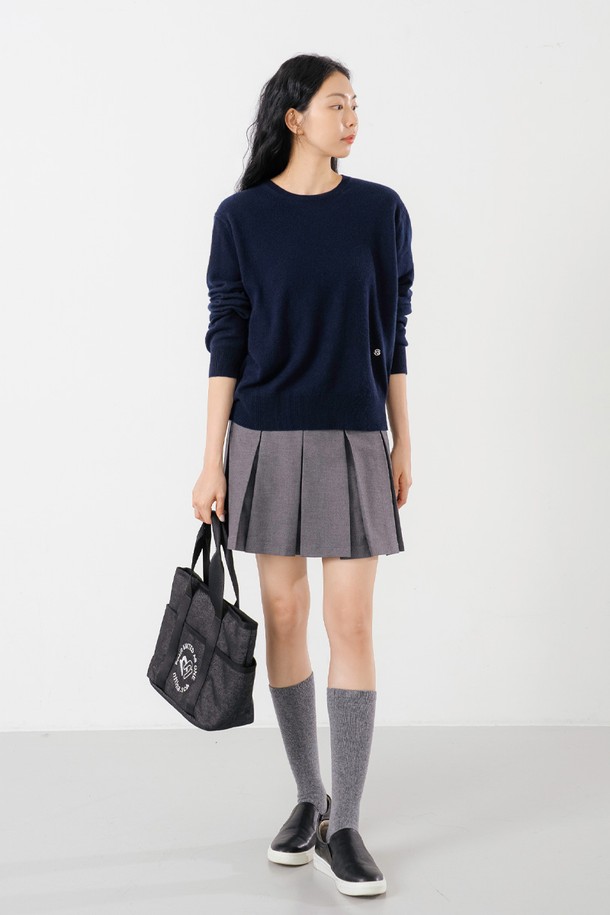 캐시미어 100% 소재의 라운드 풀오버 NY입니다. 부드러운 촉감과 뛰어난 보온성으로 가을, 겨울 시즌에 따뜻하게 착용할 수 있습니다. 베이직하고 클래식한 스타일로 골프룩 및 출근룩 등 다양한 TPO에 활용 가능합니다. 레귤러 핏에 긴 소매 기장, 네이비 색상의 무지 디자인으로 미니멀하고 세련된 분위기를 연출합니다. 두꺼운 두께감으로 포근함을 더한, 여성용 캐시미어 풀오버입니다.
